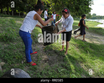 GUATEMALA il salvataggio del naturale ecocsystem intorno al lago di Nacanche, vicino a El Remate, Peten. La parrocchia di Remate e leadership team di formazione di prelevamento di lettiera, soprattutto plastica, dal lago. Foto Stock