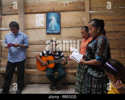 GUATEMALA Padre William Mullen MM dicendo messa a Q'eqchi indiani a Limon Village, vicino a El Remate, Peten. Foto Stock