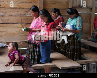 GUATEMALA Padre William Mullen MM dicendo messa a Q'eqchi indiani a Limon Village, vicino a El Remate, Peten. Foto Stock