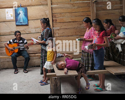 GUATEMALA Padre William Mullen MM dicendo messa a Q'eqchi indiani a Limon Village, vicino a El Remate, Peten. Foto Stock