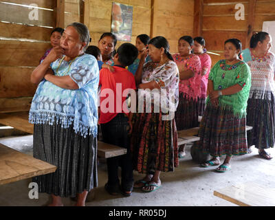 GUATEMALA Padre William Mullen MM dicendo messa a Q'eqchi indiani a Limon Village, vicino a El Remate, Peten. Foto Stock