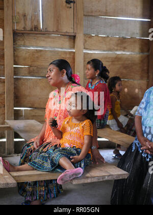 GUATEMALA Padre William Mullen MM dicendo messa a Q'eqchi indiani a Limon Village, vicino a El Remate, Peten. Foto Stock