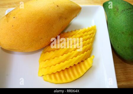 Mango, fette di mango. Il verde e il Giallo mango sulla scheda commerciale Foto Stock