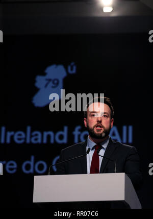 Leader SDLP Colonna Eastwood (centro) intervenendo al Fianna Fail conferenza annuale al Citywest Hotel di Dublino. Foto Stock