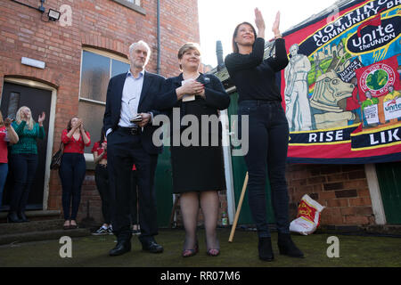 (Da sinistra a destra) leader del partito laburista Jeremy Corbyn, shadow Segretario agli esteri Emily Thornberry e manodopera MP Gloria De Piero , in un rally a azione volontaria in Beeston, che cade nella indipendente MP Anna Soubry la circoscrizione di Broxtowe. Foto Stock