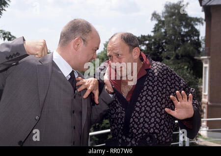 ZWEI ASSE UND EIN KÖNIG / Teil 3 D 1999 / Bernd Fischerauer Szene mit HEINER LAUTERBACH (Jan de Fries) und MICHAEL MENDL (Helge Lührs) C43415/# / Überschrift: ZWEI ASSE UND EIN KÖNIG / D 1999 Foto Stock