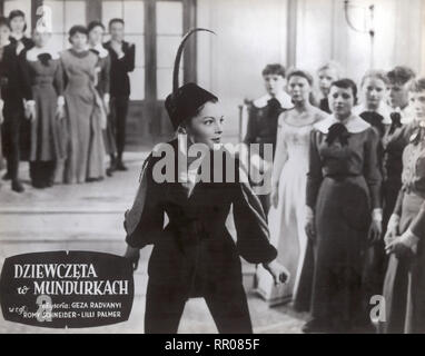 MÄDCHEN IN UNIFORME / Deutschl./Frankreich 1958 / di Géza von Radványi (Geza von Radvanyi) Filmszene mit Romy Schneider (als Schülerin Manuela, bei einer Schulaufführung in der Rolle des Romeo). BOX/# / Überschrift: MÄDCHEN IN UNIFORME / Deutschl./Frankreich 1958 Foto Stock