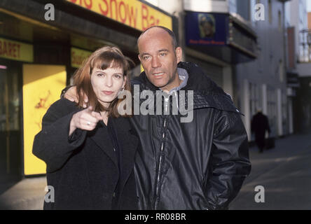 FAUST / Der Club des Drachen D 1994 / Roland Gräf Im Hafen wir die Leiche des jungen Fotografen Keller gefunden. Ulrike (STEPHANIE PHILIPP) und Faust (HEINER LAUTERBACH) nehmen die Ermittlungen auf. Der Einzige Hinweis auf den Täter ist ein Foto mit einer Tätowierung. Die Spur"führt zu einem Taxiunternehmen. EM / Überschrift: FAUST / D 1994 Foto Stock