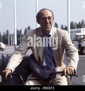 DIDI - DER DOPPELGÄNGER / BRD 1984 / Reinhard Schwabenitzky Szene mit DIETER HALLERVORDEN (Bruno Koob / Hans Immer). 32182 / Überschrift: DIDI - DER DOPPELGÄNGER / BRD 1984 Foto Stock
