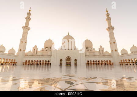 Sheikh Zayed Grande Moschea di Abu Dhabi vicino a Dubai, Emirati arabi uniti Foto Stock