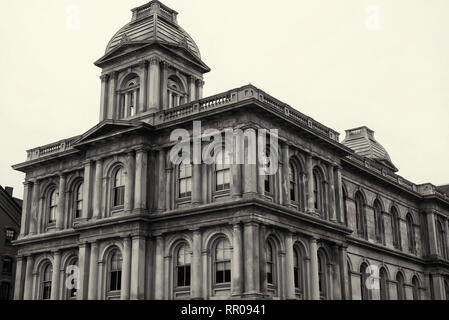 Una immagine in bianco e nero di un vecchio edificio situato su Congress street nella città di Portland Maine su un nuvoloso giorno. Foto Stock