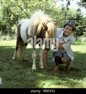 Uschi Glas als Tierärztin Christine mit Pony 1986 / Überschrift: TIERÄRZTIN CHRISTINE Foto Stock