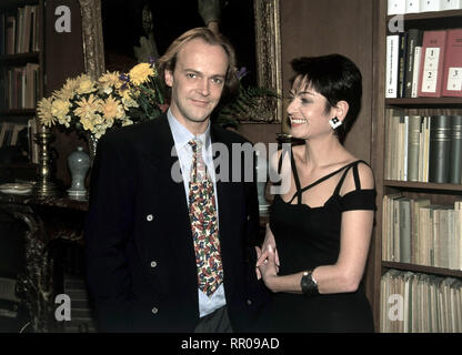 Il DR. VOGT / 1. Afrika vergessen D 1994 / Eberhard Itzenplitz Szene mit SVEN ERIC BECHTOLF (dott. Vogt) und SIBYLLE NICOLAI (dott. Rosa Meyer-Brück) EM / Überschrift: DR. VOGT / D 1994 Foto Stock