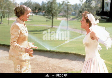 GANZ VERLIEBT NORMALE / l'altra sorella / USA 1999 / Garry Marshall / Carla (JULIETTE LEWIS), Elizabeth (Diane Keaton) C42191 / Überschrift: GANZ VERLIEBT NORMALE / USA 1999 Foto Stock