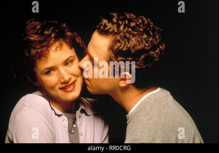 GANZ VERLIEBT NORMALE / l'altra sorella / USA 1999 / Garry Marshall / Carla (JULIETTE LEWIS), Danny (Giovanni Ribisi) C42191 / Überschrift: GANZ VERLIEBT NORMALE / USA 1999 Foto Stock