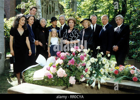 La PRAXIS BÜLOWBOGEN / Im Schoße der Familie / D 1988 / Michael Braun / Szene mit der Familie bei Dorothees Beerdigung. - Folge: Im Schoße der Familie / Überschrift: PRAXIS BÜLOWBOGEN / D 1988 Foto Stock