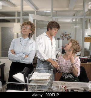 HANS IM GLüCK - 7 / Frank Strecker / Frau Stengel (ILSE NEUBAUER), Hans (HORST KUMMETH), Kristina (SASKIA VESTER) - Folge 7 C32966 / Überschrift: Hans im Glück Foto Stock