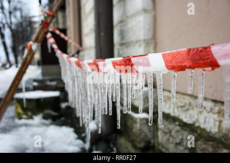 Ghiaccioli su un nastro di barriera a Tallinn in Estonia Foto Stock