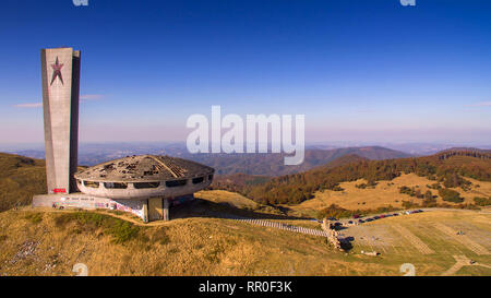 Drone top view Buzludzha - abbandonato edificio comunista nelle montagne balcaniche, Bulgaria. Piatto di UFO look a simili Foto Stock
