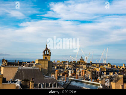 Vista sul tetto e camini, la Città Vecchia e il centro di Edimburgo con una gru a St James revamping sito in costruzione e Tron Kirk guglia, Scotland, Regno Unito Foto Stock