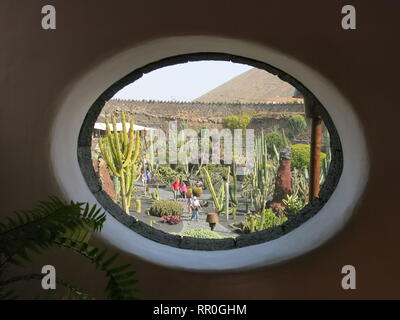 Vista attraverso una forma ovale che dava sul giardino di cactus creato da Lanzarote artista e designer,Cesar Manrique; Febbraio 2019 Foto Stock
