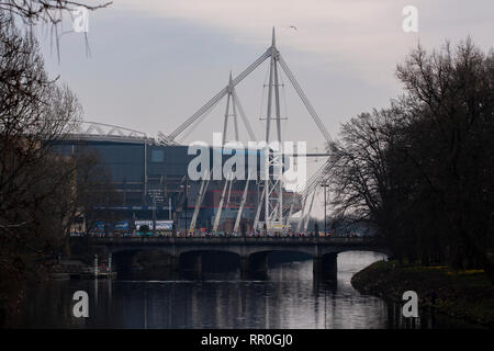 Pre match scene in Cardiff City Centre prima che il Galles v Inghilterra Guinness Sei Nazioni corrispondono al Principato Stadium. Credito: Lewis Mitchell. Foto Stock