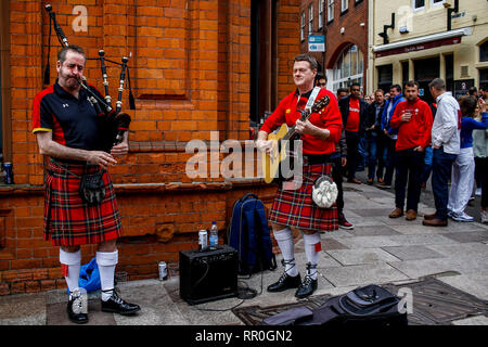 Pre match scene in Cardiff City Centre prima che il Galles v Inghilterra Guinness Sei Nazioni corrispondono al Principato Stadium. Credito: Lewis Mitchell. Foto Stock