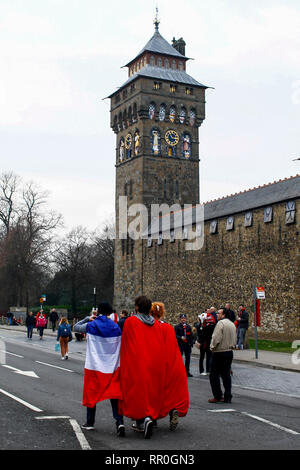 Pre match scene in Cardiff City Centre prima che il Galles v Inghilterra Guinness Sei Nazioni corrispondono al Principato Stadium. Credito: Lewis Mitchell. Foto Stock