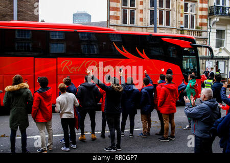 Pre match scene in Cardiff City Centre prima che il Galles v Inghilterra Guinness Sei Nazioni corrispondono al Principato Stadium. Credito: Lewis Mitchell. Foto Stock