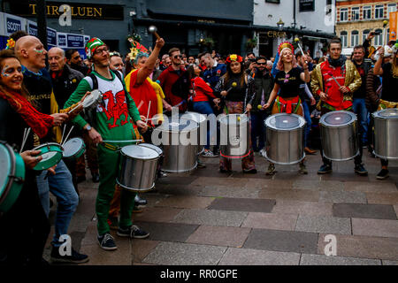 Pre match scene in Cardiff City Centre prima che il Galles v Inghilterra Guinness Sei Nazioni corrispondono al Principato Stadium. Credito: Lewis Mitchell. Foto Stock
