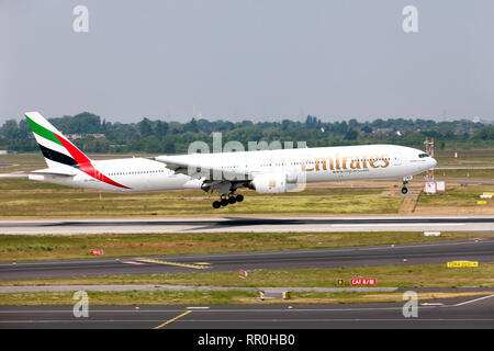 Aeromobili Boeing 777-300 di Emirates Airline atterra su una pista di aeroporto internazionale Foto Stock