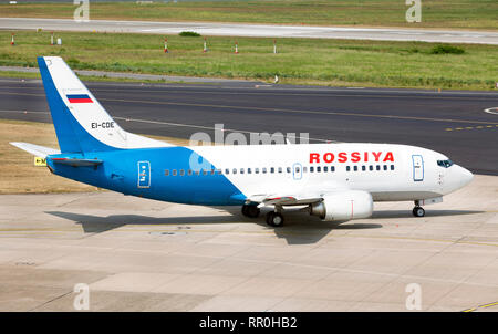 Boeing 737-548 della Rossiya Airlines su una pista di un aeroporto Foto Stock