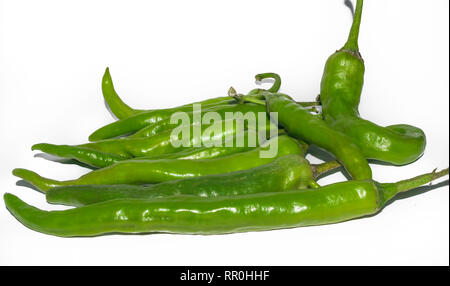 Peperoncino verde pepe isolato su sfondo bianco. Foto Stock