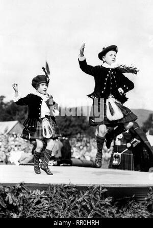 Due bambini danza, Scozia 1900-1920 Foto Stock