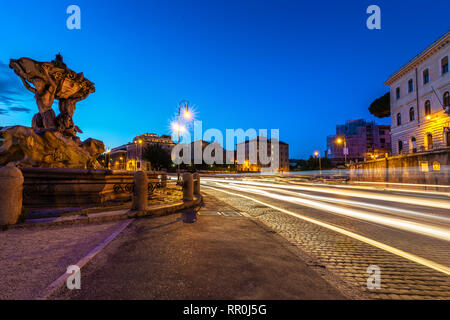 La fontana dei Tritoni sulla strada di Roma Foto Stock