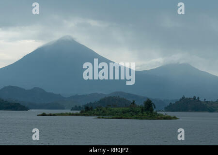 Il lago mutanda con vedute dei vulcani della catena dei Virunga, Uganda Foto Stock