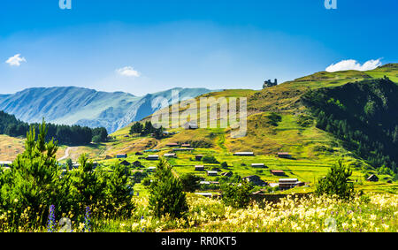 Vista sul paesaggio con ruderi di antiche torri difensive nel villaggio Tusheti Omalo Foto Stock