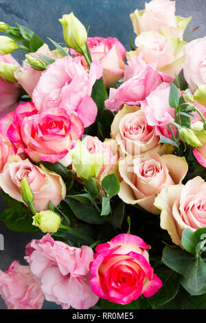 Freschi di fiori di rosa su grigio Foto Stock