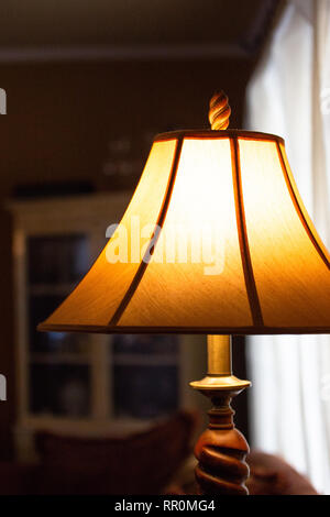 Lampada illuminata con ombra in ambienti scarsamente illuminati Foto Stock