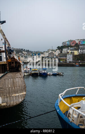 Barche da pesca in porto a Brixham, Devon, Inghilterra Foto Stock