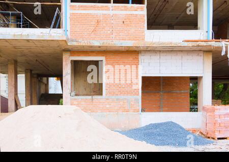 Parete in mattoni e costruzione di sabbia al di fuori del sito in costruzione alta con spazio di copia consente di aggiungere del testo Foto Stock