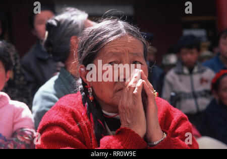 Didascalia: Kangding, Sichuan, in Cina - Maggio 2002. Uno spettatore guardando la cerimonia di apertura del Sakyamuni mascherata Dance Festival in Kandging o Dartsen Foto Stock