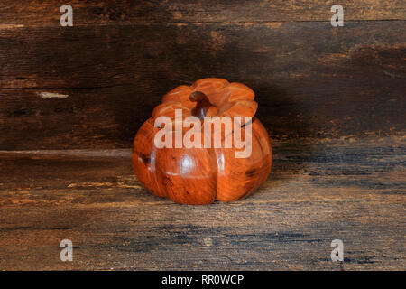 Zucca di Halloween di legno concetto sul vecchio vintage sfondo di legno con spazio di copia consente di aggiungere del testo ( full foto ad alta definizione) Foto Stock