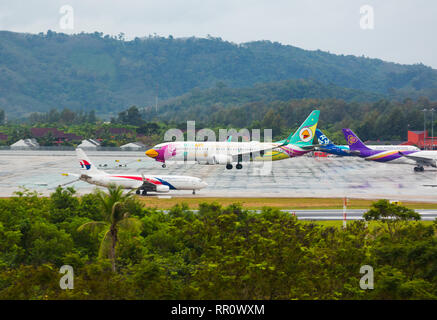 Boeing 737 NOK atterraggio d'aria sotto la pioggia Foto Stock