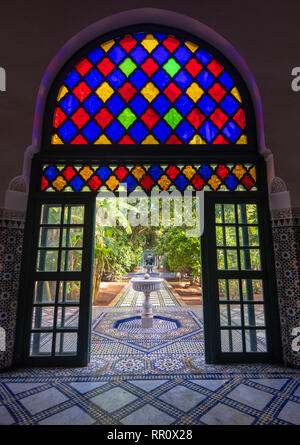 All'interno dell'antico Palazzo Bahia, una delle attrazioni principali di Marrakech. Il soffitto. Il cortile a Marrakech, Marocco Foto Stock