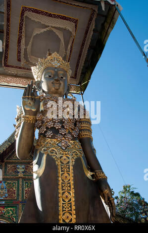 Chiang Rai Thailandia, tempio custode in ingresso al Wat Ming Muang Foto Stock
