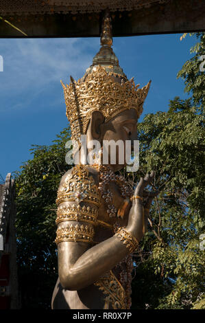 Chiang Rai Thailandia, tempio custode in ingresso al Wat Ming Muang Foto Stock