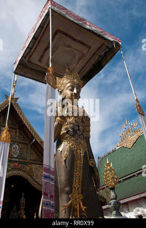 Chiang Rai Thailandia, custode del tempio in piedi all'ingresso al Wat Ming Muang Foto Stock