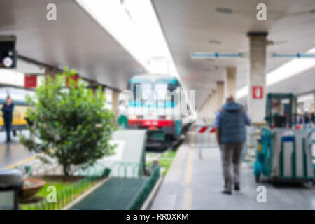 Immagine sfocata bokeh di fondo del treno in corrispondenza della piattaforma in Firenze Santa Maria Novella a Firenze, Italia. Foto Stock