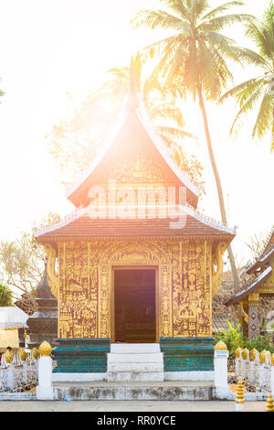 Vista ravvicinata della bella Wat Xieng Thong (Golden City tempio) al tramonto a Luang Prabang, Laos. Foto Stock